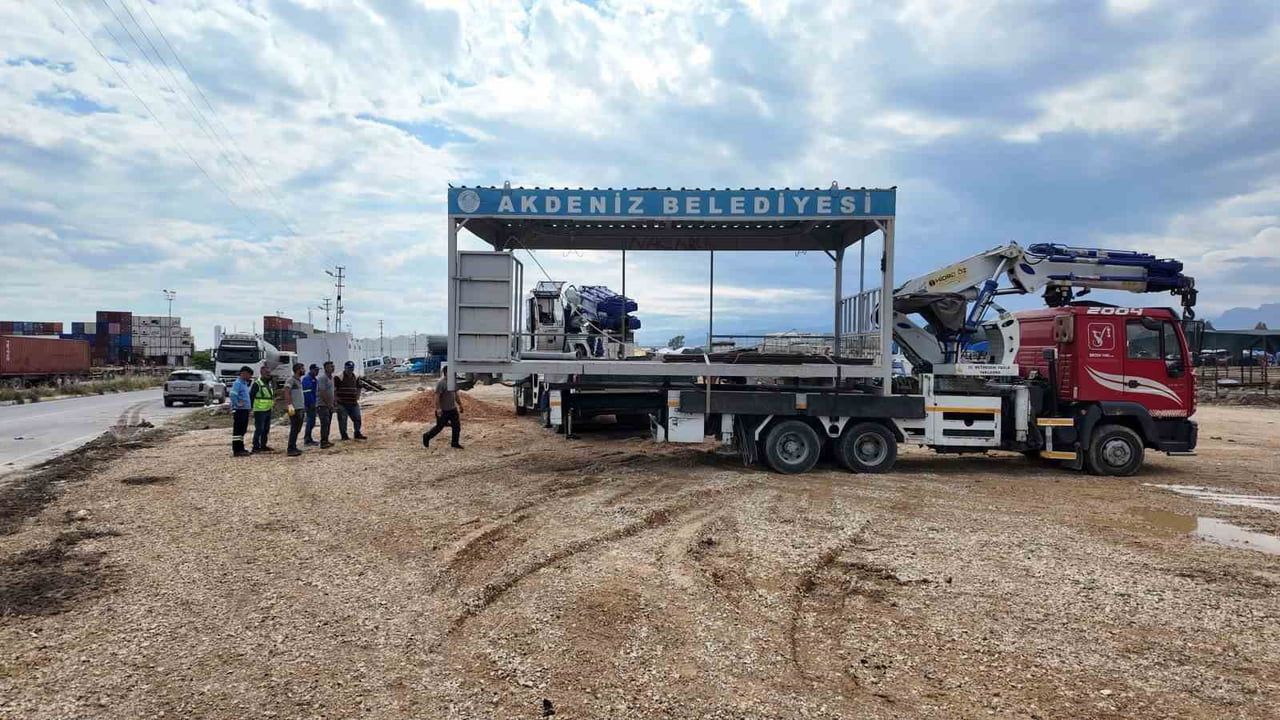 Akdeniz Belediyesi, Özgürlük Mahallesi Tırmıl'da 10 mobil kesim ünitesiyle hijyenik kurban alanı hazırladı