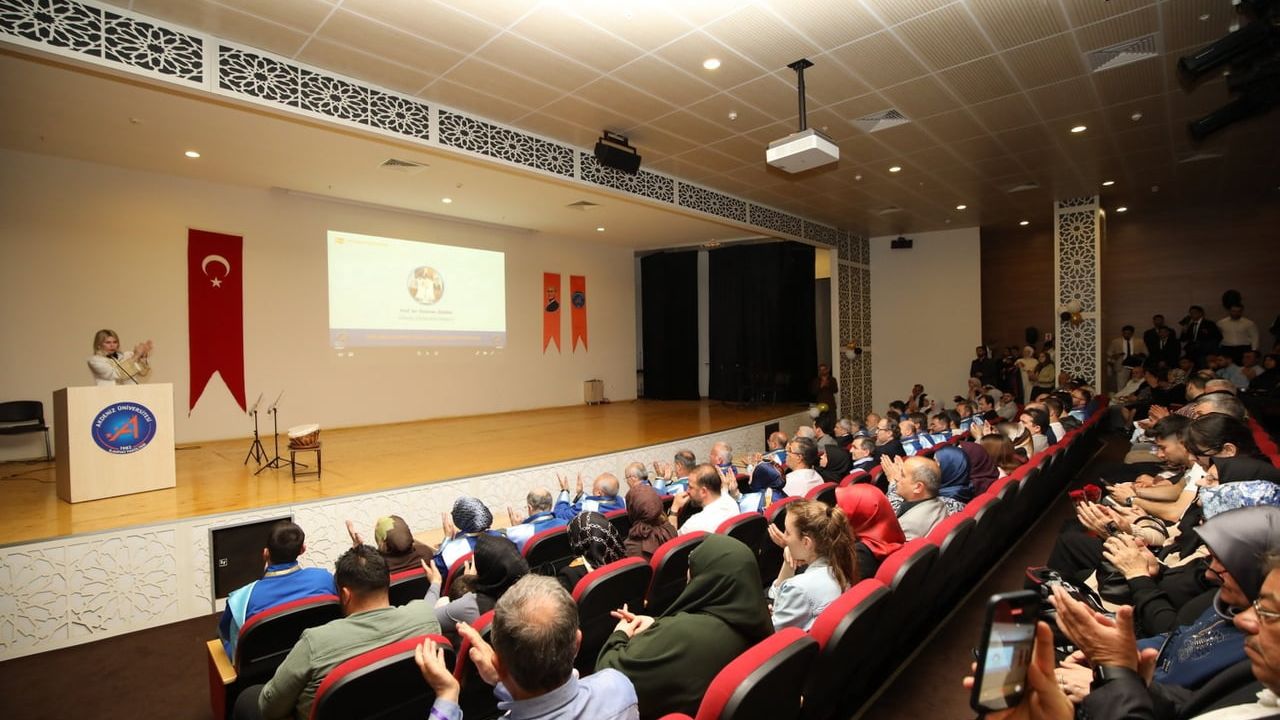 Akdeniz Üniversitesi İlahiyat Fakültesi'nde 120 öğrencinin mezuniyeti kutlandı