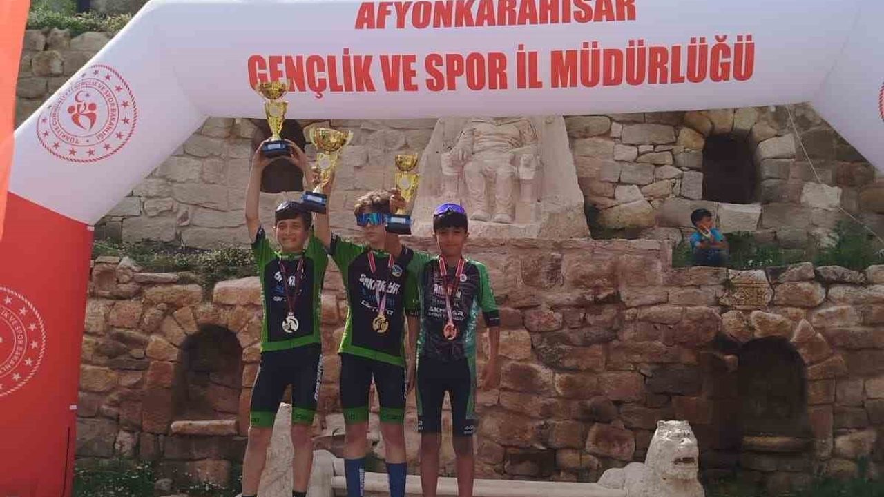 Akhisarlı sporcular Afyon’da 1. Bölge 1. Etap Dağ Bisikleti Yarışları'nda madalya kazandı