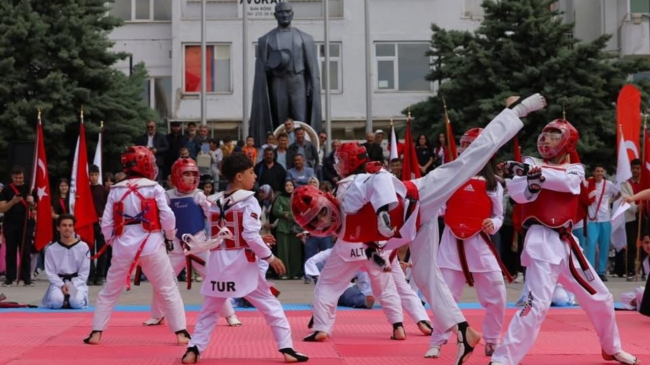 Aksaray'da 19 Mayıs Atatürk'ü Anma, Gençlik ve Spor Bayramı törenlerle kutlandı