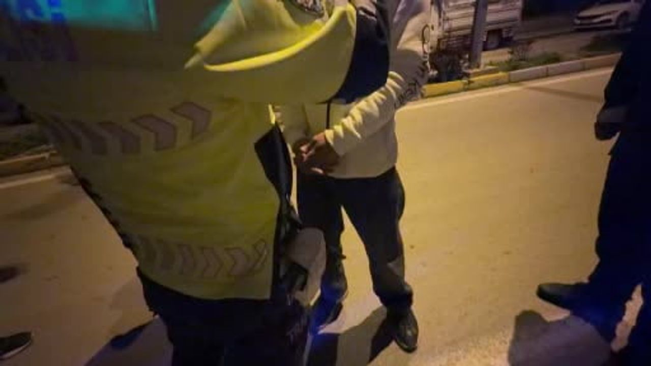 Aksaray'da 2.02 promil alkollü sürücü bahçe duvarına çarptı; aday ehliyeti iptal edildi