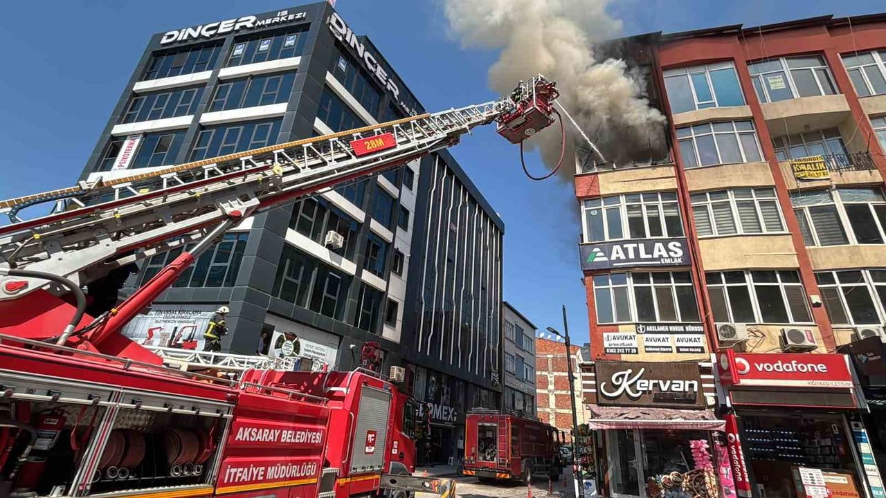 Aksaray'da 3. kattaki dairede yangın: İtfaiye bir saatlik müdahaleyle söndürdü