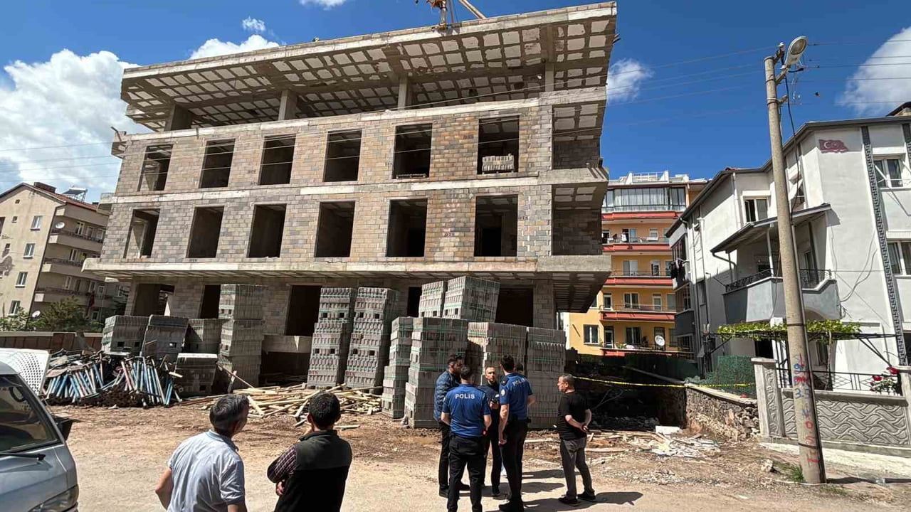 Aksaray'da inşaat işçisi korkuluk demirine düşerek ağır yaralandı