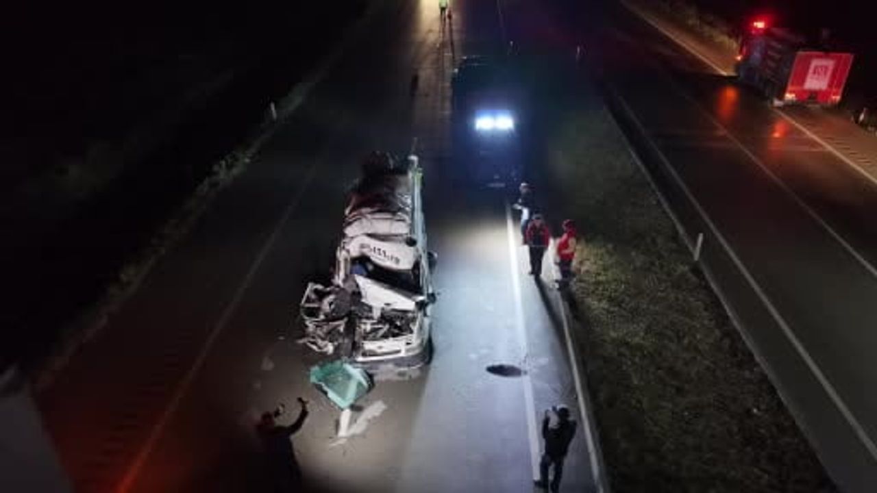 Aksaray’da servis minibüsü tıra arkadan çarptı: 13 yaralı
