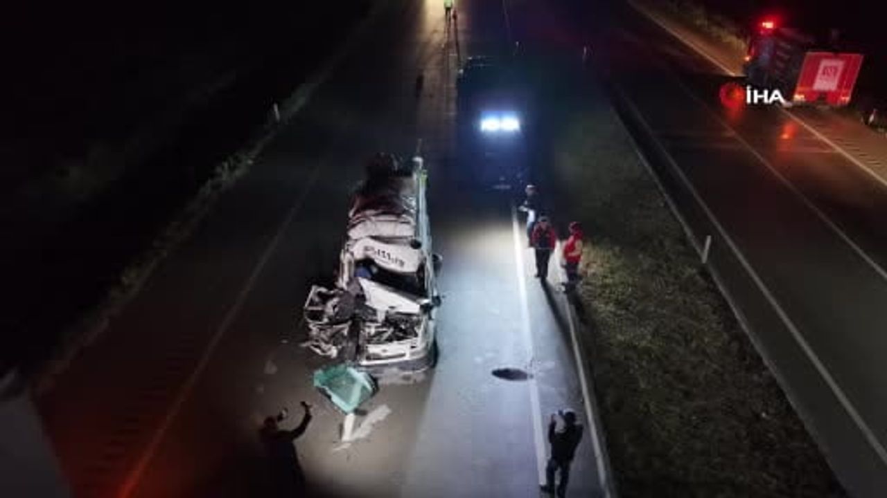 Aksaray'da tarım işçilerini taşıyan minibüs tıra arkadan çarptı: 12 yaralı, 4'ü ağır