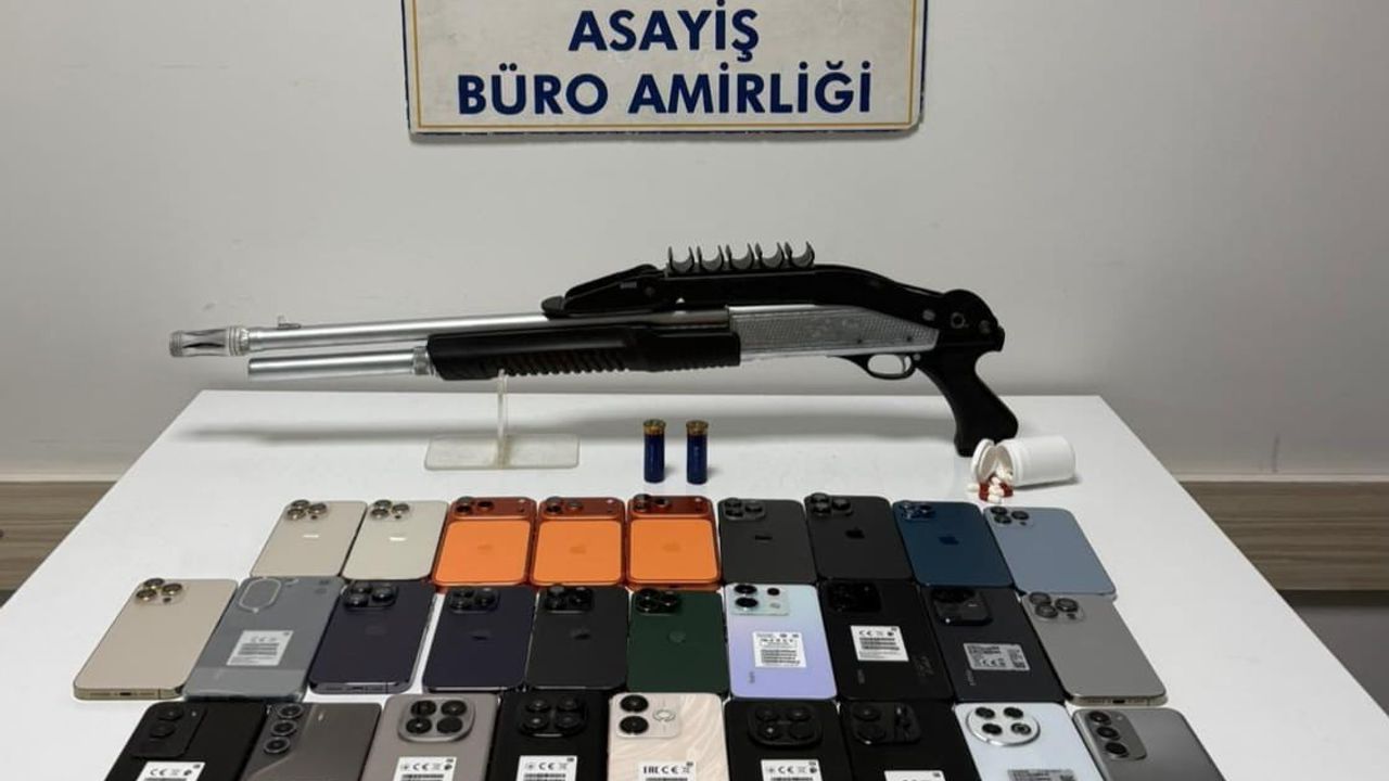 Akşehir'de 28 Kaçak Cep Telefonu, Ruhsatsız Av Tüfeği ve Uyuşturucu Hap Ele Geçirildi