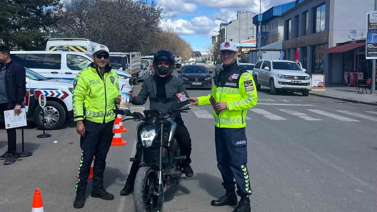 Akyaka'da 'Bir Kural Bir Ömür' Trafik Haftası Etkinliği: Emniyet Kemeri ve Yaya Güvenliği Öne Çıktı