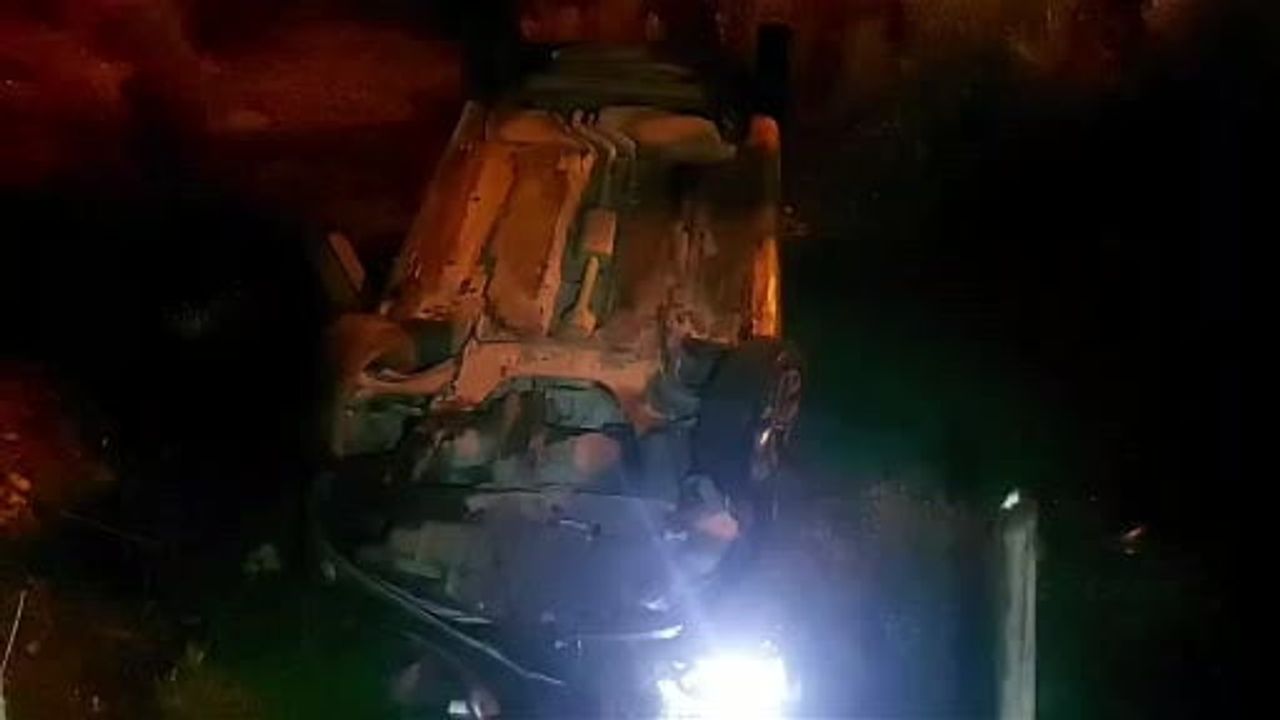 Akyazı'da kanala uçan otomobili bırakarak kaçtılar
