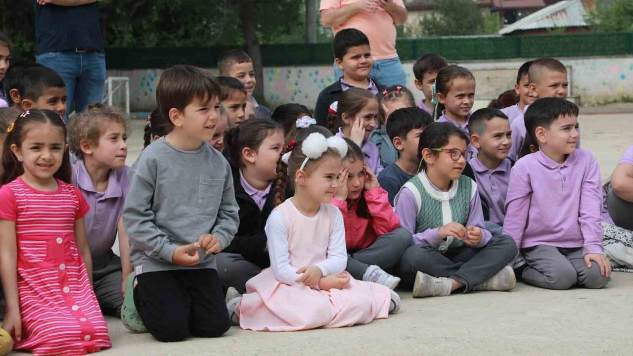 Akyazı'da 'Minik Kalpler-İlk Tiyatrom' ile 5 bin ilkokul öğrencisi tiyatroyla tanışıyor