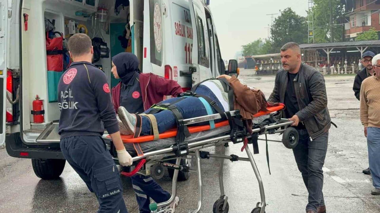 Akyazı'da yangın ihbarına giden itfaiye aracının karıştığı zincirleme kaza: 4 yaralı