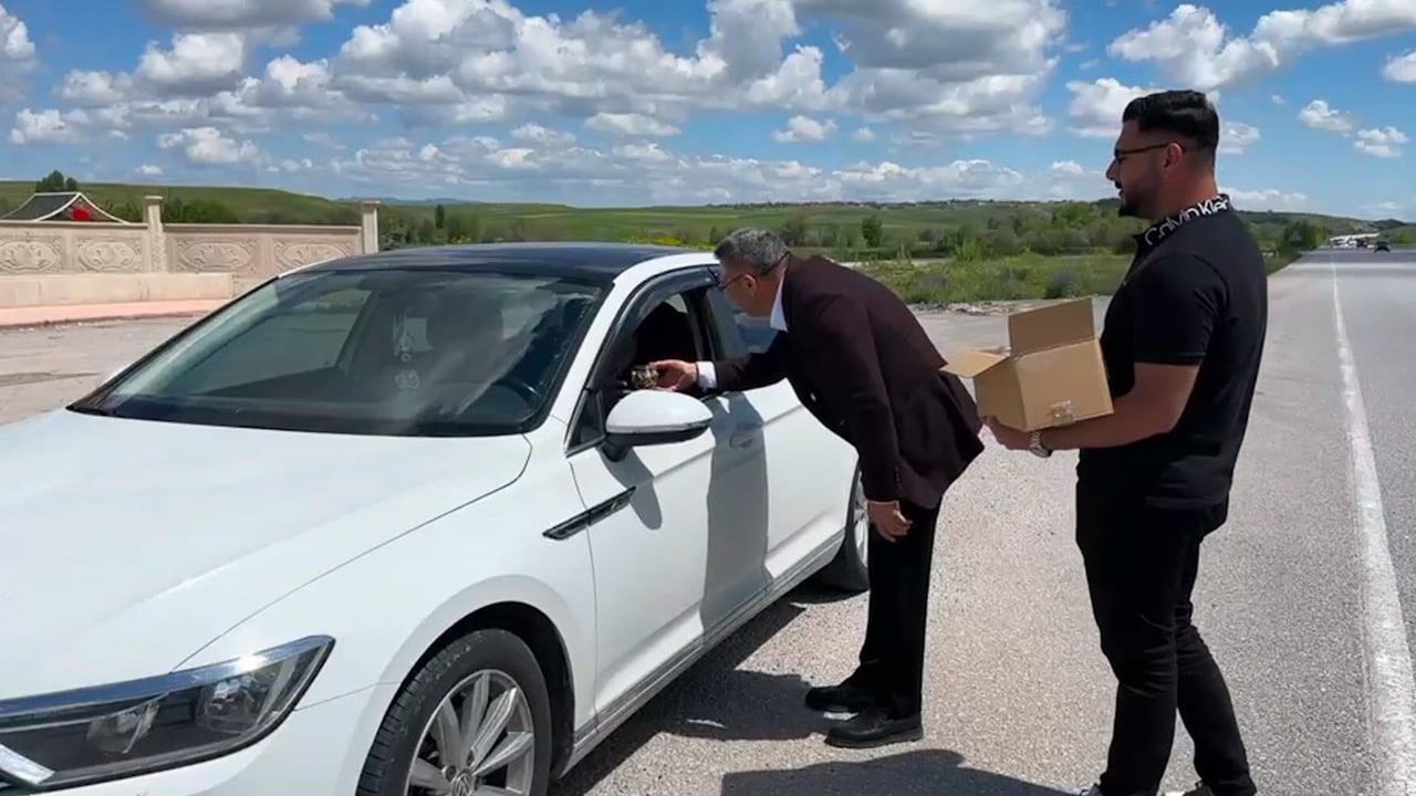 Alaca'da Kurban Bayramı için yola çıkan sürücülere Çorum leblebisi ikramı