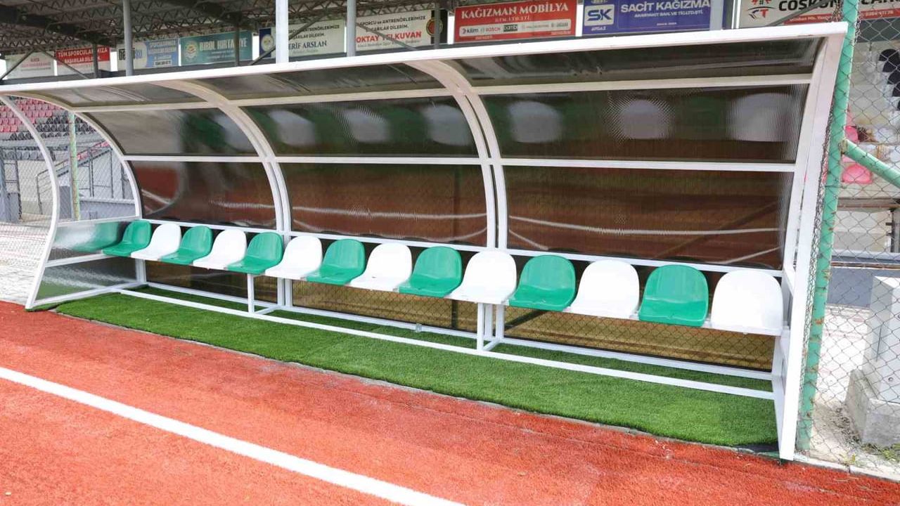 Alaca'da yenilenen stadyum modern zeminle spor altyapısını güçlendiriyor