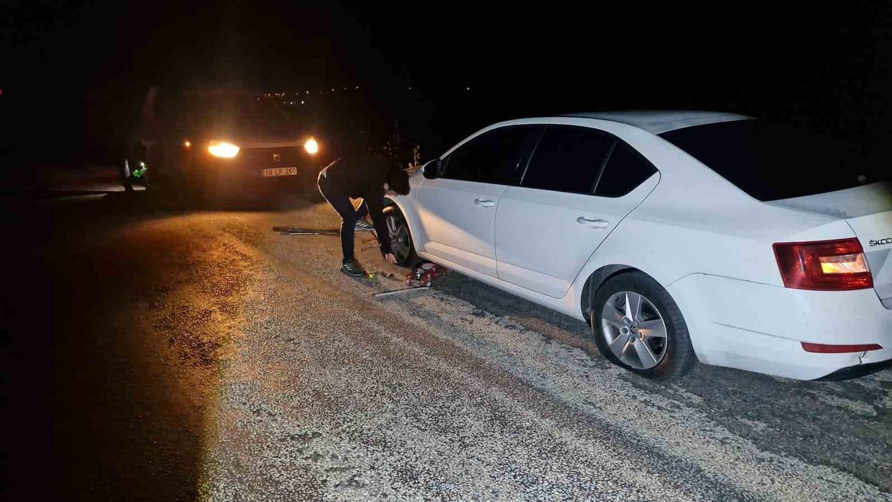 Alaca Eskiyapar yolundaki çukurlar 5 aracın lastiklerinin yarılmasına yol açtı