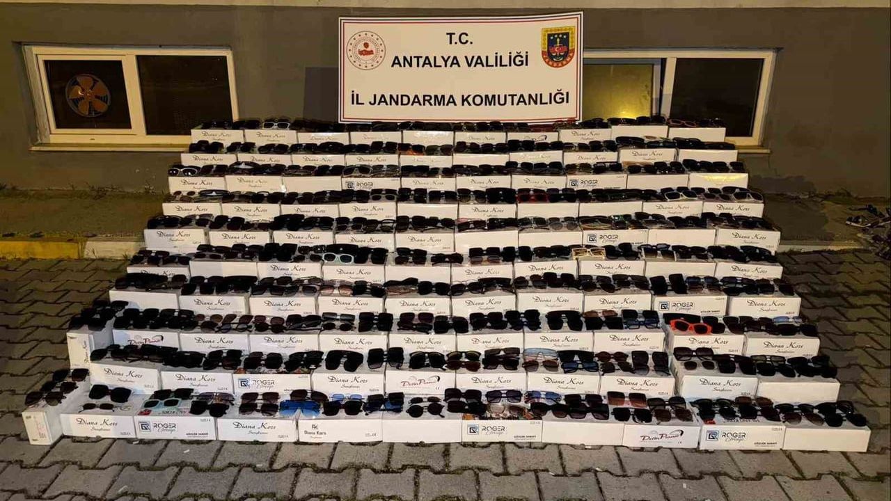 Alanya’da 10 milyon TL değerinde 10 bin kaçak güneş gözlüğü ele geçirildi