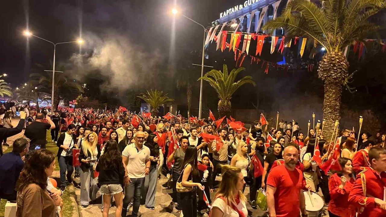 Alanya'da 19 Mayıs coşkusu: Fener alayı ve Ceza konseri