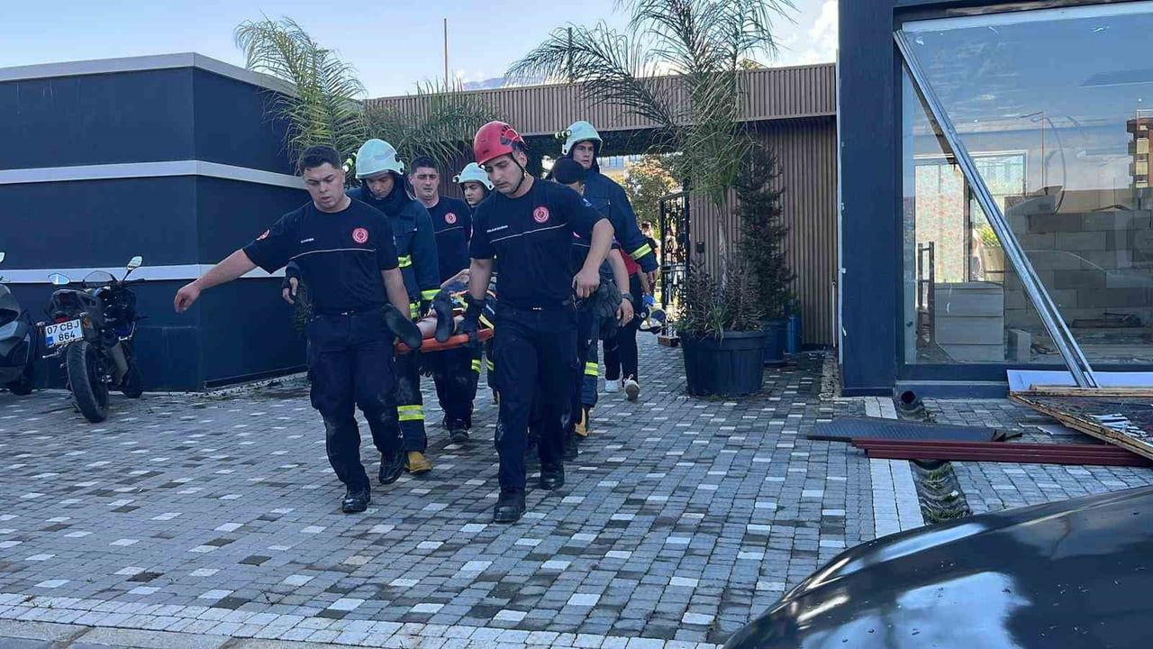 Alanya'da asma tavan çökmesi: 2 kişi hafif yaralandı