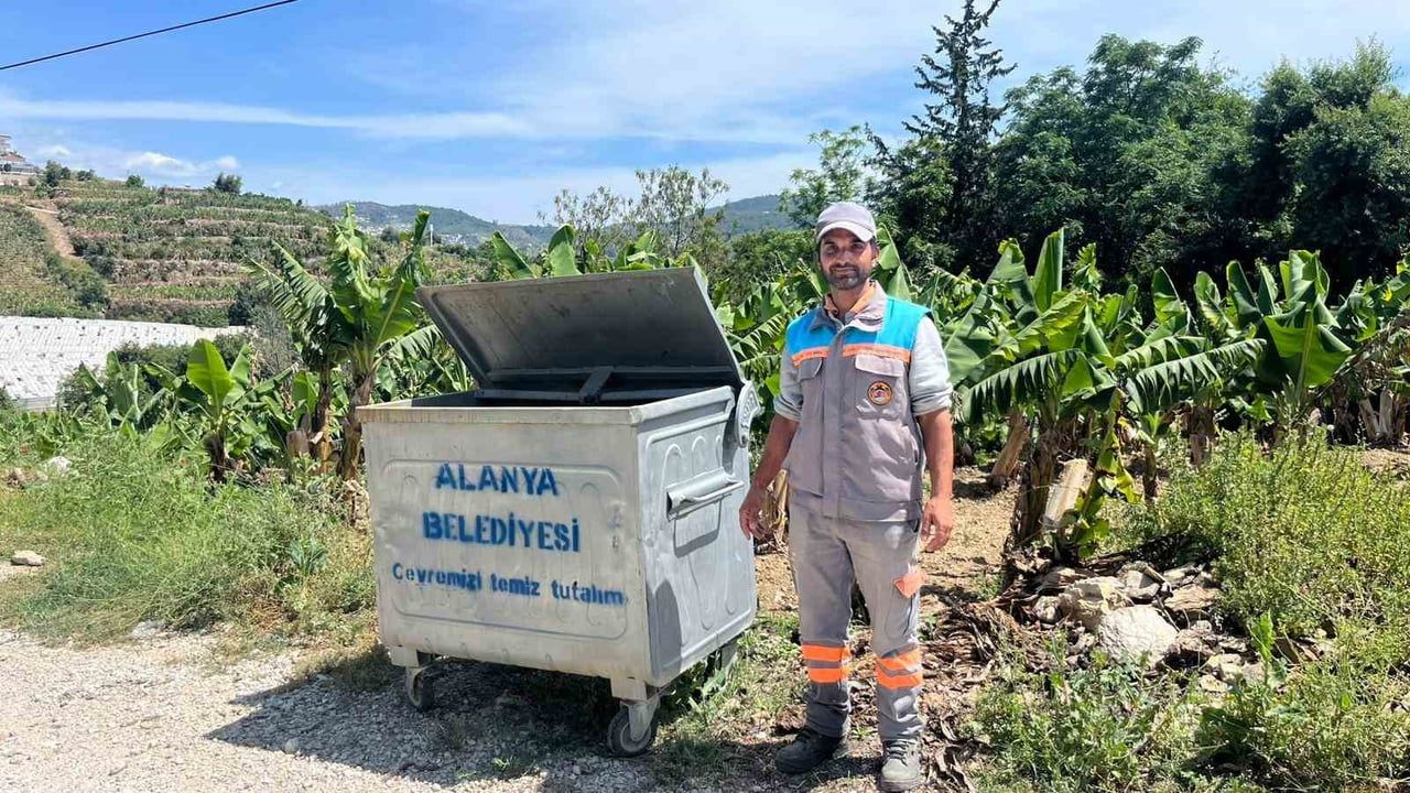 Alanya'da belediye çalışanları çöp konteynerinde bulunan kaplumbağayı kurtardı