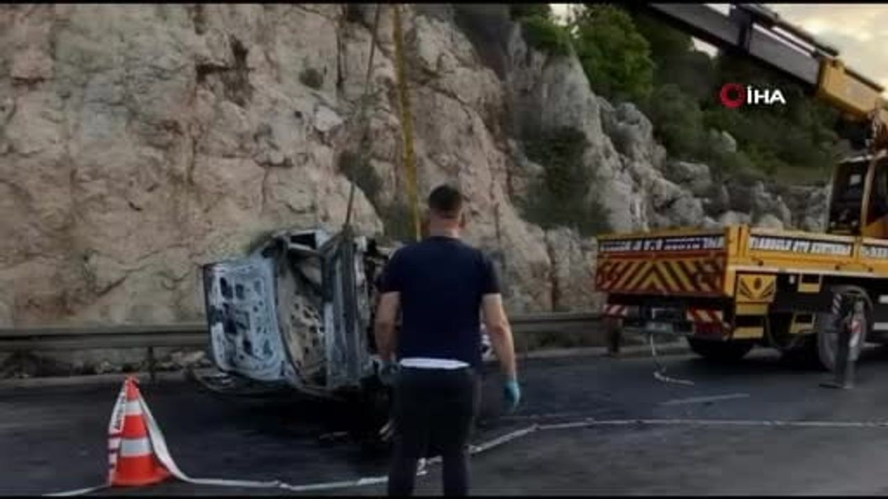 Alanya'da D-400'de takla atan otomobil yangın çıktı: 2 ölü, 3 ağır yaralı