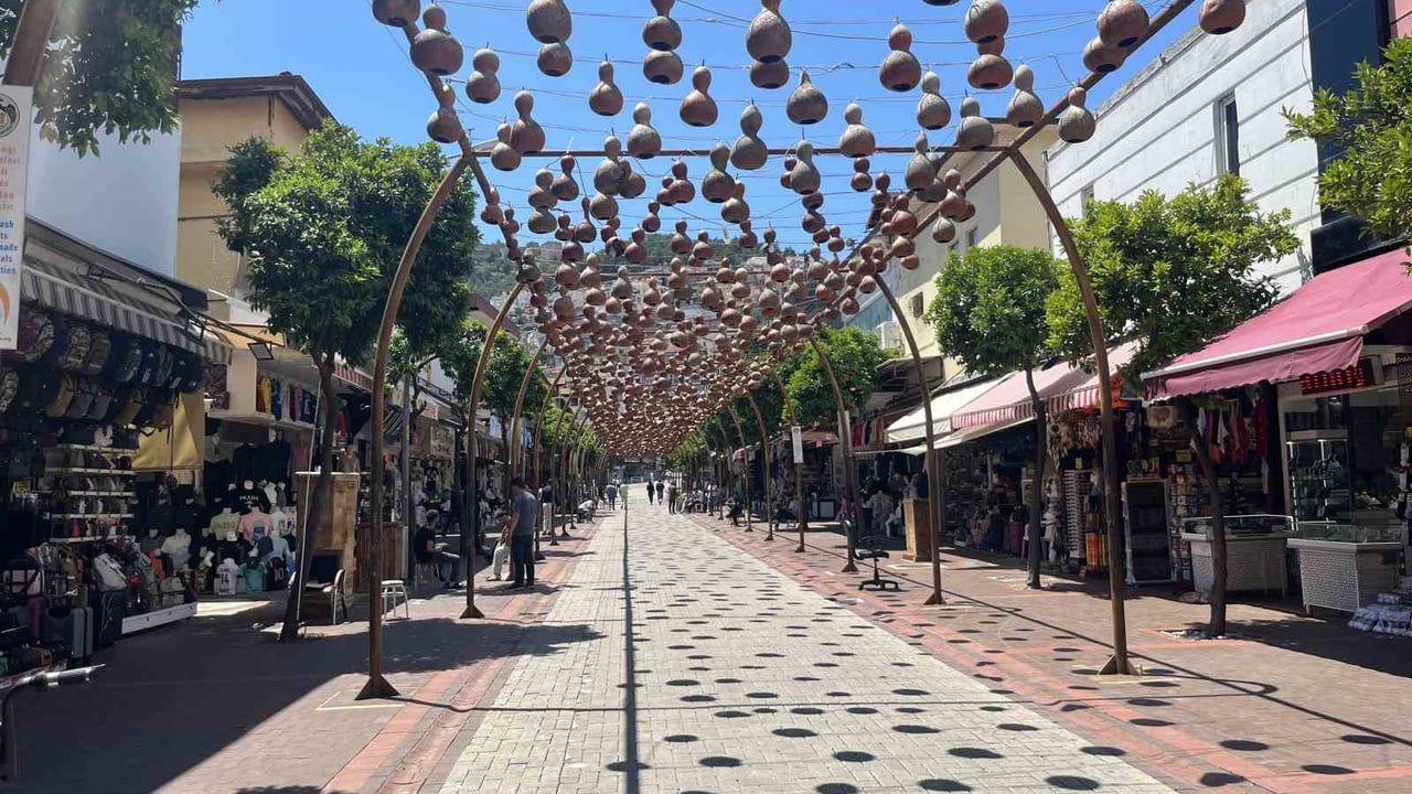 Alanya'da Hükümet Caddesi'nde silahlı kavga: 1 yaralı, şüpheli kaçtı