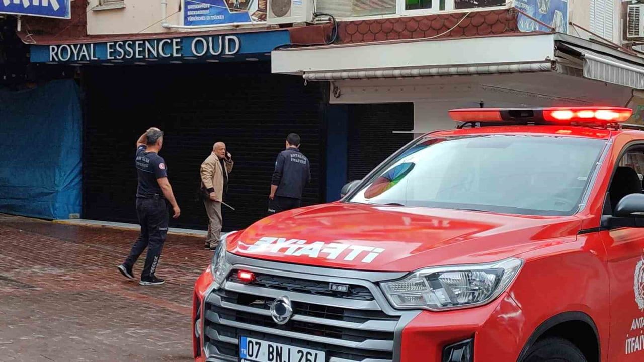 Alanya'da iş yerinin elektrik şalterinden çıkan dumanlar itfaiyeyi harekete geçirdi