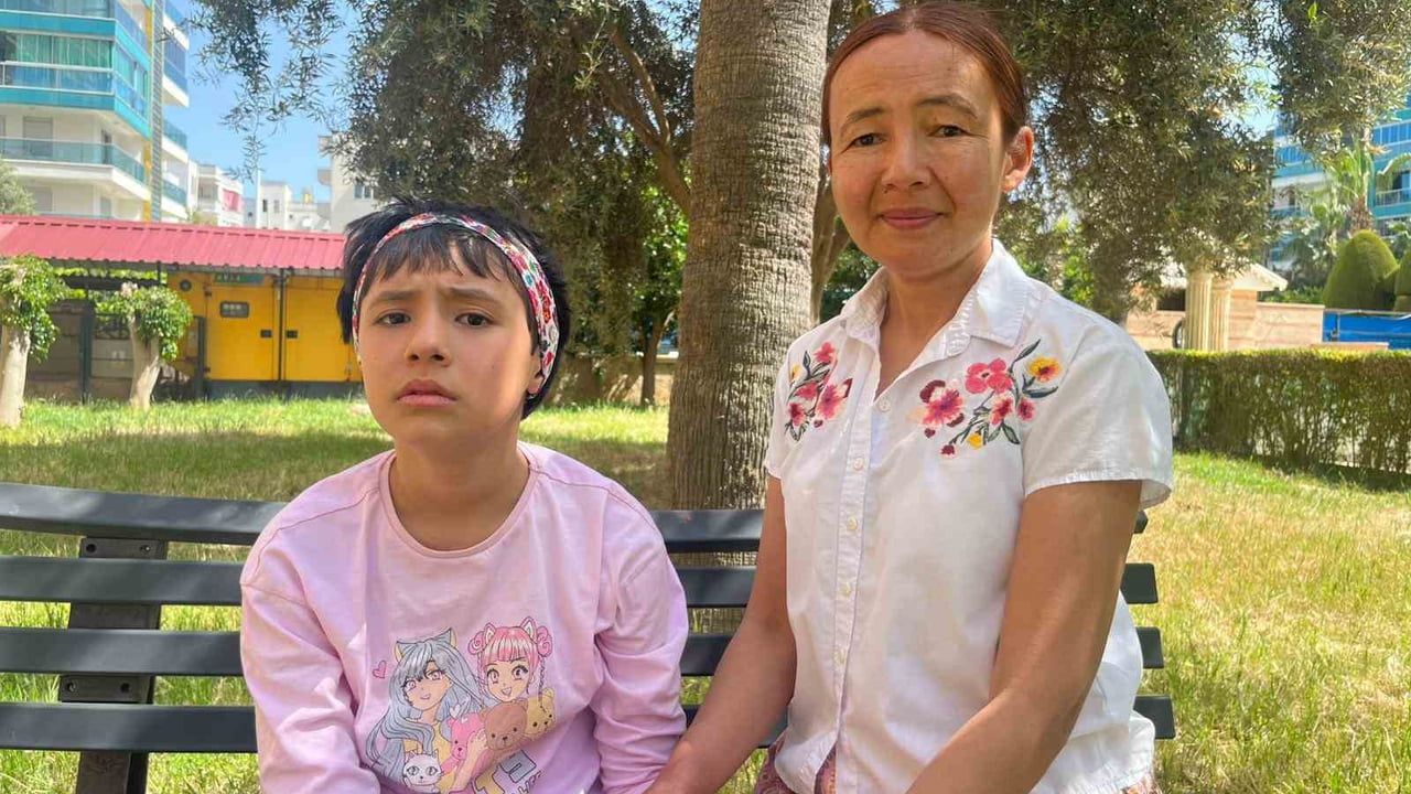 Alanya’da Kazakistanlı anne, 2,5 yaşında konuşmayı bırakan 10 yaşındaki kızı için yardım istiyor
