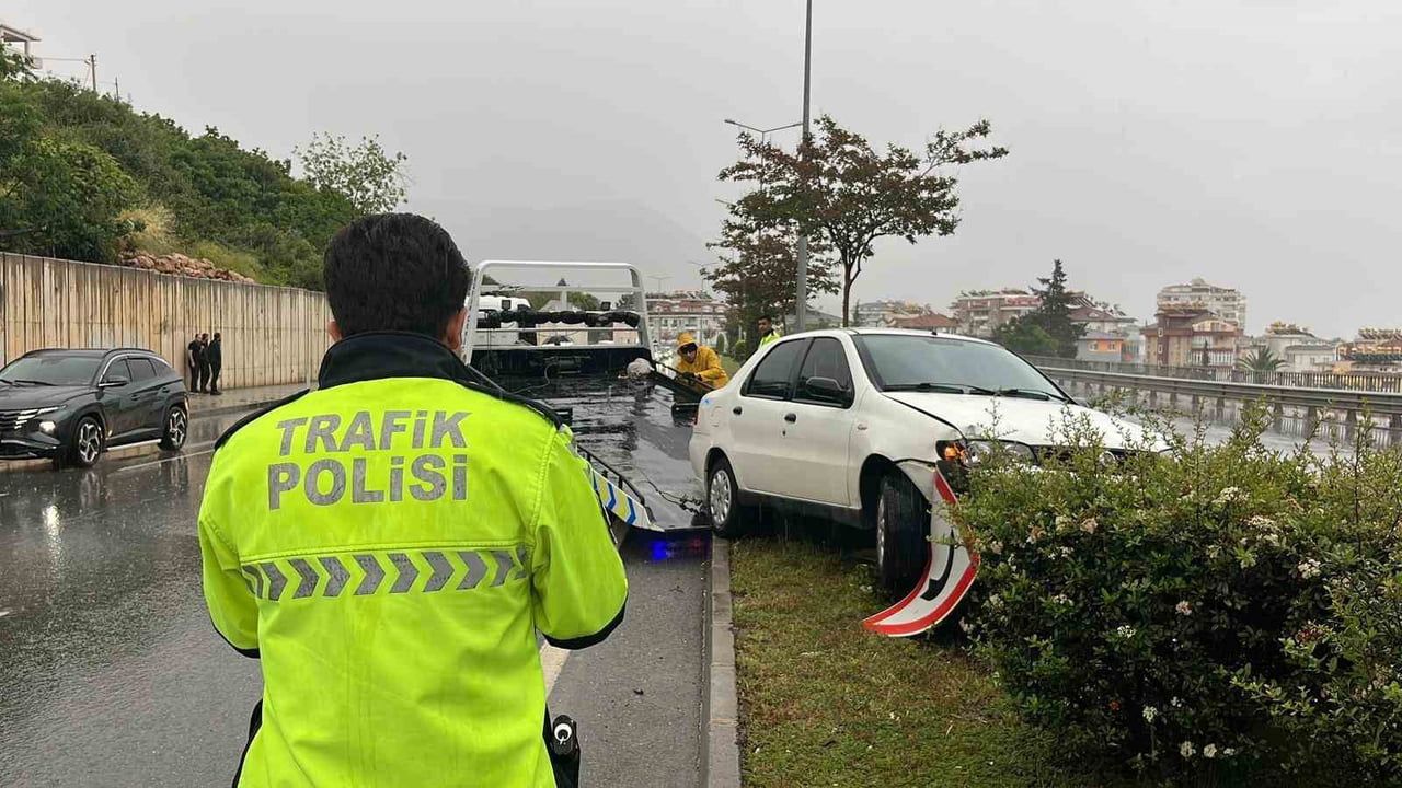 Alanya'da kontrolden çıkan otomobil refüje çıkarak durdu