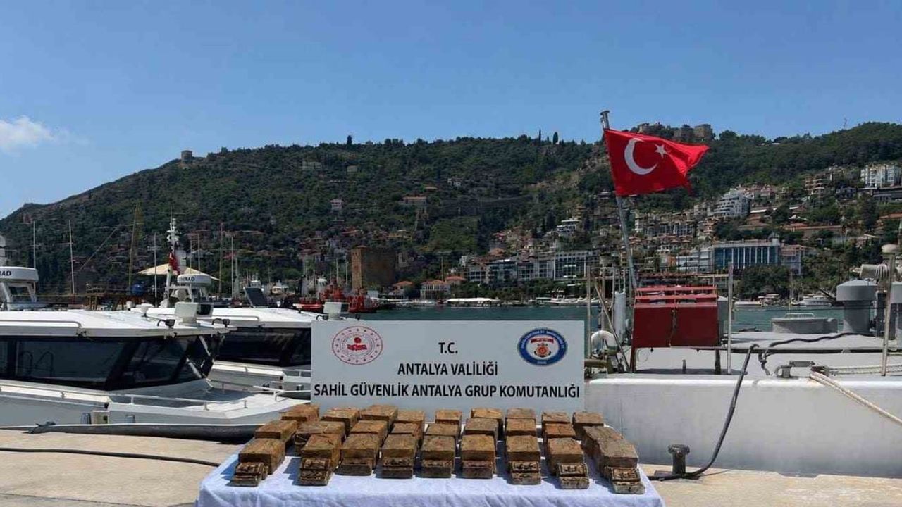 Alanya'da sahile vuran paketten 40 kilogram macun esrar ele geçirildi
