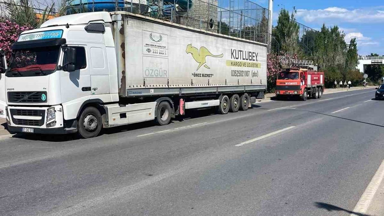 Alanya'da tırın balata bölümünden çıkan duman, sürücü yangın tüpüyle kontrol altına aldı