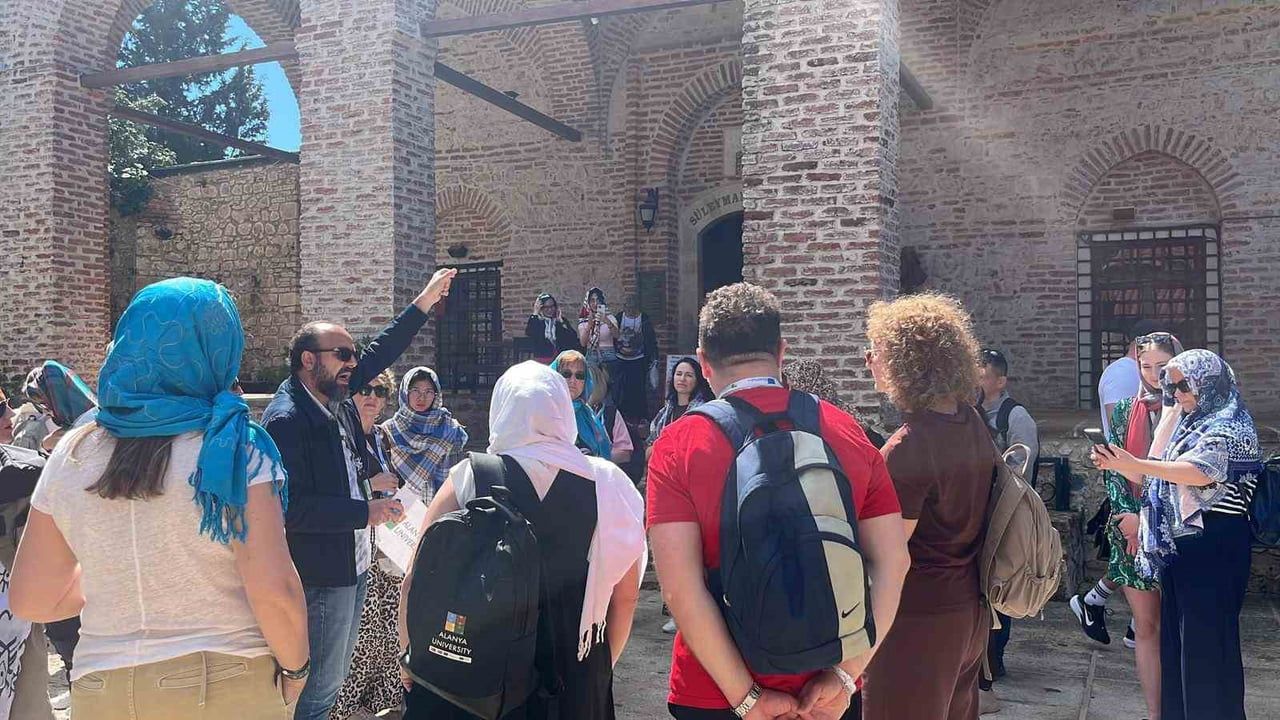 Alanya Kalesi'ndeki 800 yıllık Süleymaniye Camii, yerli ve yabancı ziyaretçilerin ilgisini çekiyor