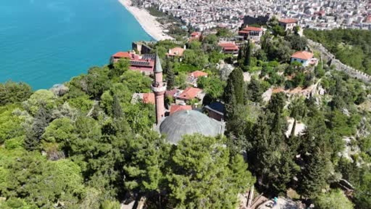 Alanya Kalesi'ndeki 800 yıllık Süleymaniye Camii, ziyaretçilerin uğrak noktası oldu