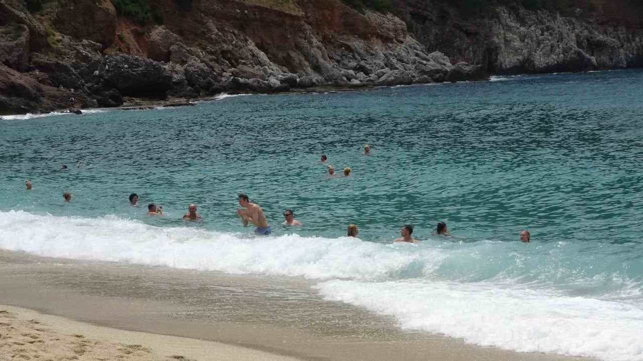 Alanya sahillerinde Kurban Bayramı yoğunluğu: Kleopatra Plajı yoğun ilgi gördü