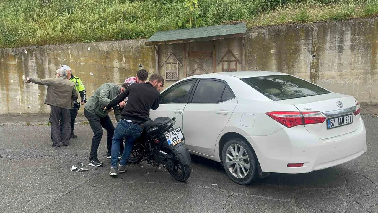 Alaplı'da motosiklet ile otomobil çarpıştı: 1 yaralı, kaza anı görüntülere yansıdı