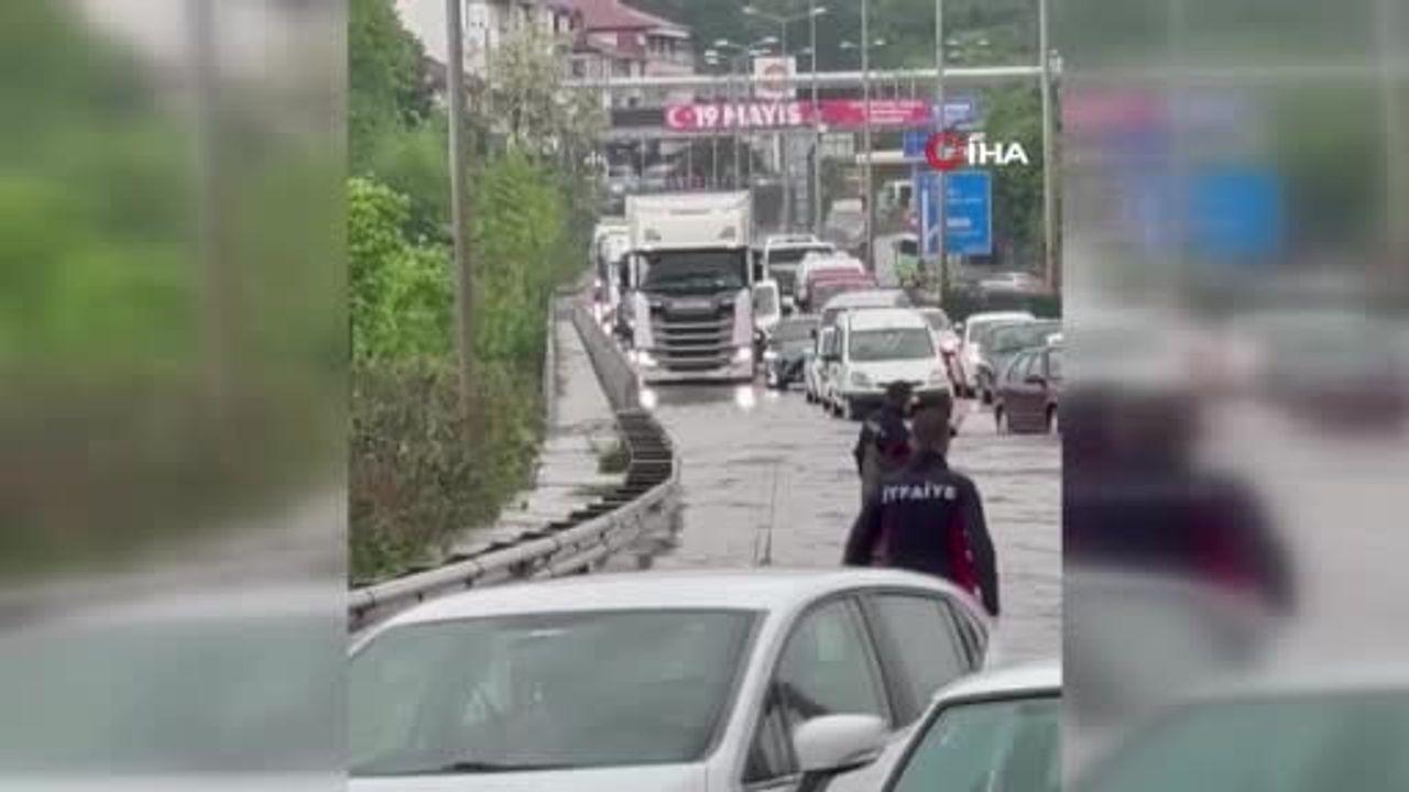 Alaplı’da sağanak Zonguldak-İstanbul kara yolunda ulaşımı etkiledi