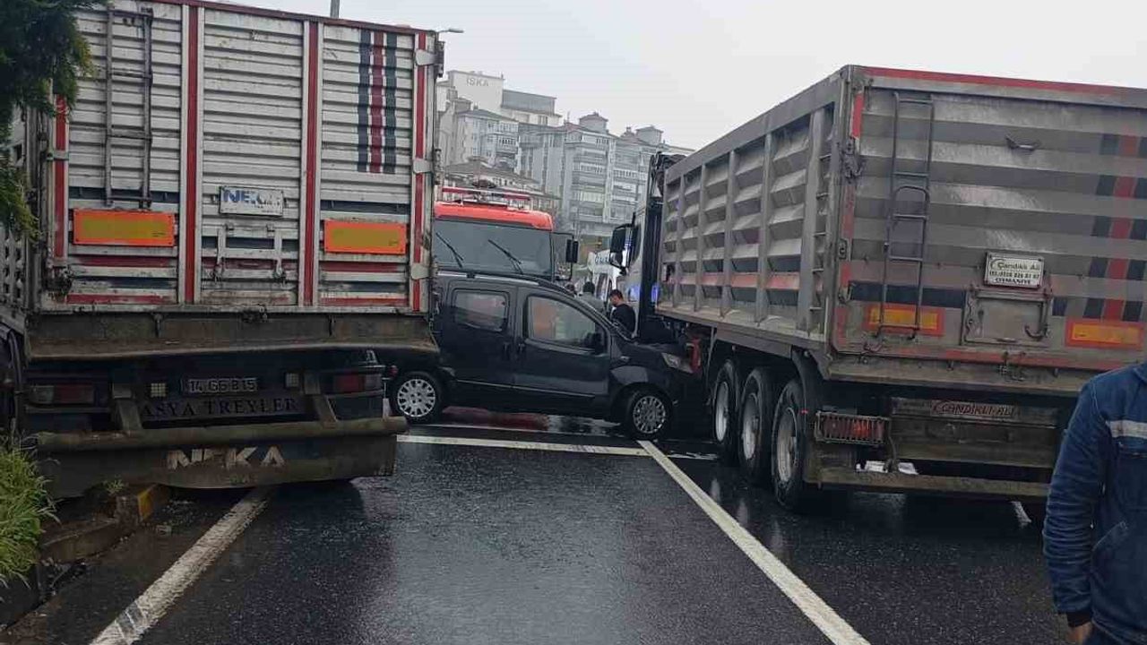 Alaplı'da tır kontrolden çıktı, kırmızı ışıkta bekleyen 3 araca çarptı — Kaza anı kamerada
