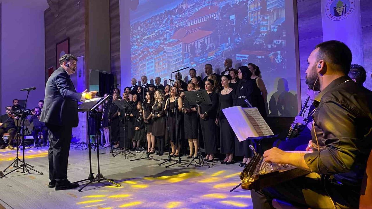 Alaşehir'de 'İstanbul Şarkıları' Konseri: TSM Korosundan 22 Eserle Nostalji Dolu Gece