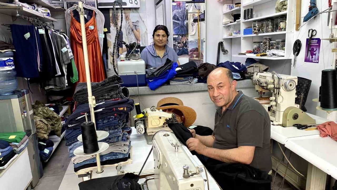 Alaşehir'de Kurban Bayramı Öncesi Terzilerde Tamirat Yoğunluğu Arttı