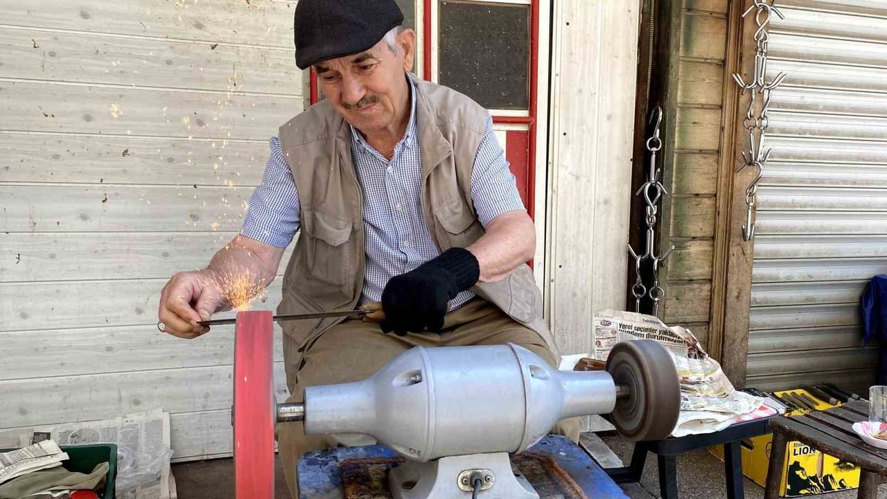 Alaşehir'de Kurban Öncesi Bıçak Bileme Yoğunluğu: Ücretlerde 10 TL Artış