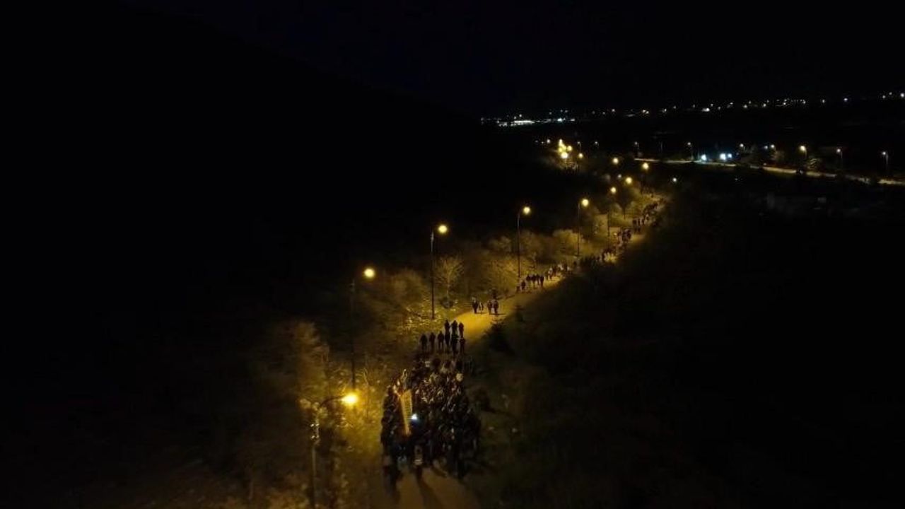 Ali Dağı'nda 360 kişilik ışık senfonisi: 9 kilometrelik yürüyüş sonrası gösteri