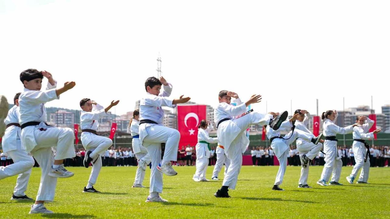Aliağa’da 19 Mayıs Atatürk’ü Anma, Gençlik ve Spor Bayramı coşkuyla kutlandı