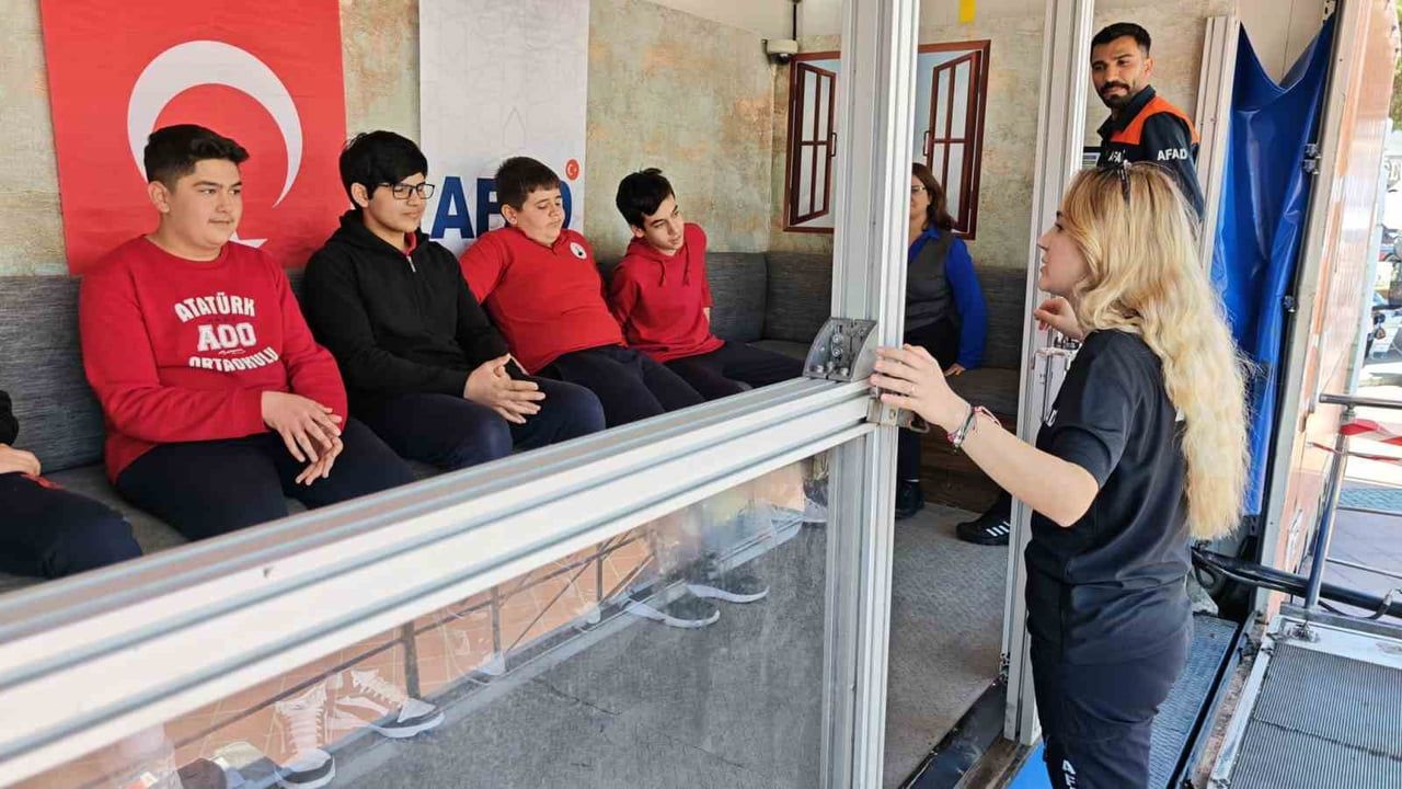 Aliağa'da AFAD Deprem Simülasyon Tırı: Vatandaşlara Gerçeğe Yakın Eğitim