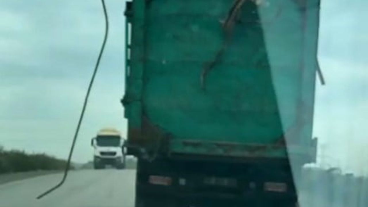Aliağa'da kasasından sarkan hurda parçaları trafikte tehlike oluşturdu