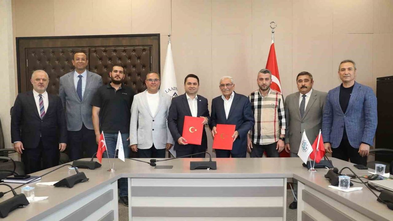 Alirıza Bacaksız, ALKÜ’ye Çarşı Mahallesi’ndeki binayı bağışladı