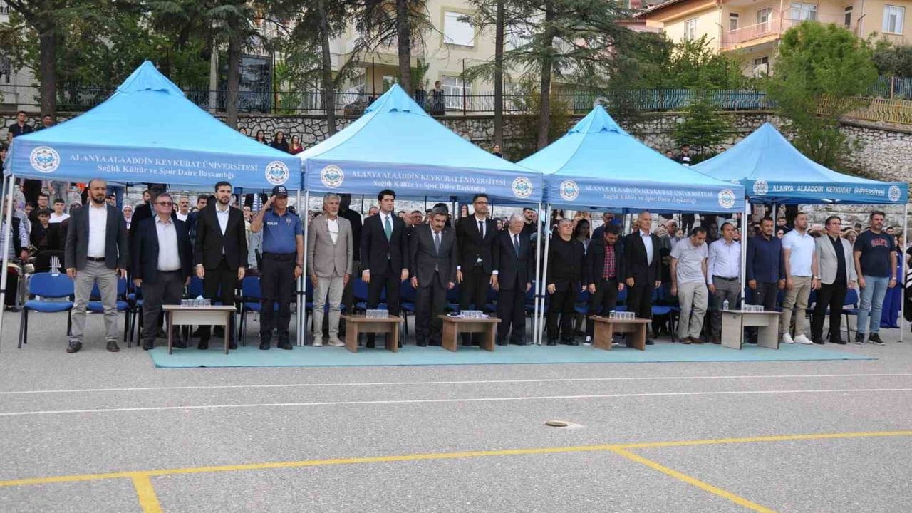ALKÜ Akseki Meslek Yüksekokulu'nda mezuniyet töreni: öğrenciler kep fırlattı