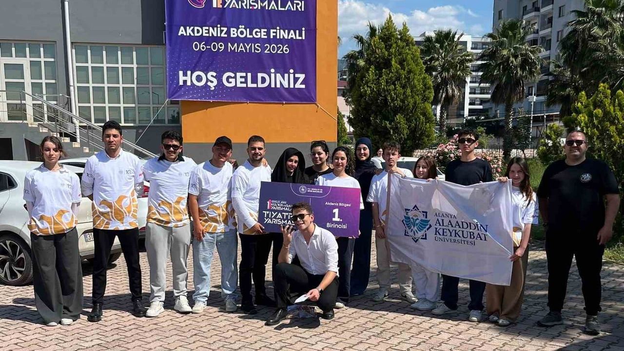 ALKÜ Tiyatro Topluluğu 'Nasılsın?' ile Bölge Finallerini Kazanıp Türkiye Yarı Finallerine Yükseldi