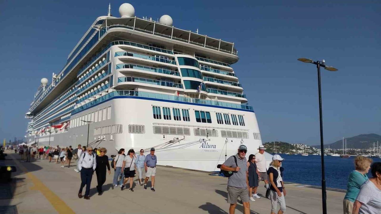 Allura kruvaziyeri Bodrum'a 1142 yolcu getirdi
