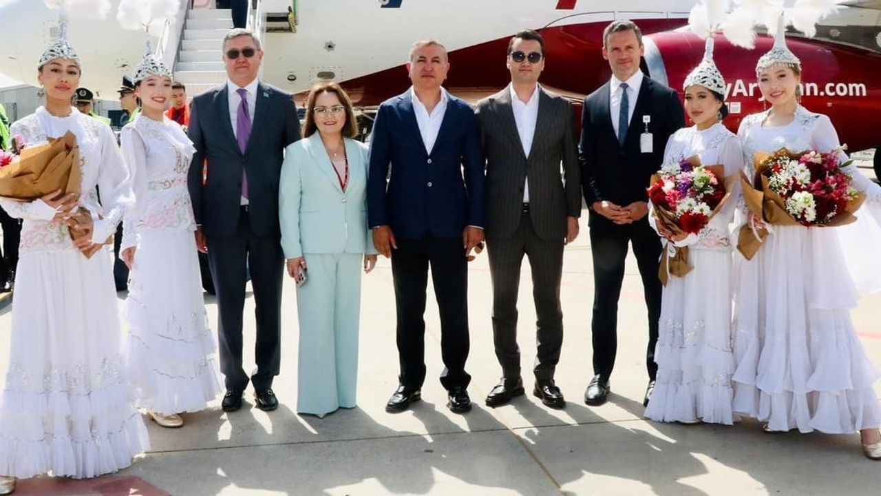 Almatı’dan Gazipaşa-Alanya’ya ilk direkt sefer 'su takı' töreniyle karşılandı