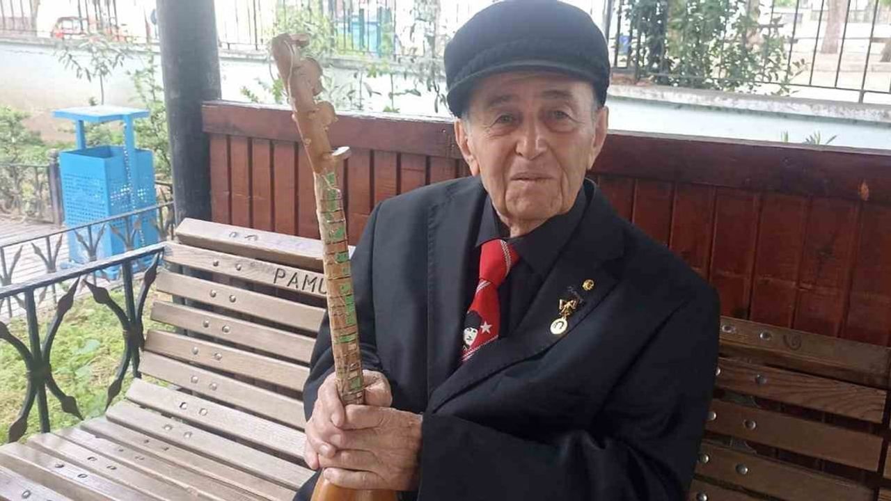 Altan Göker: 88 Yaşında Curasıyla Türkü Geleneğini Gençlere Aktarıyor