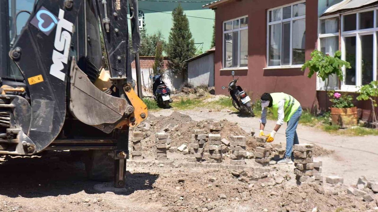 Altıeylül'de Üst Yapı Çalışmaları Hızlandı: Kırsal Mahallelerde Parke ve Yol Onarımları Sürüyor