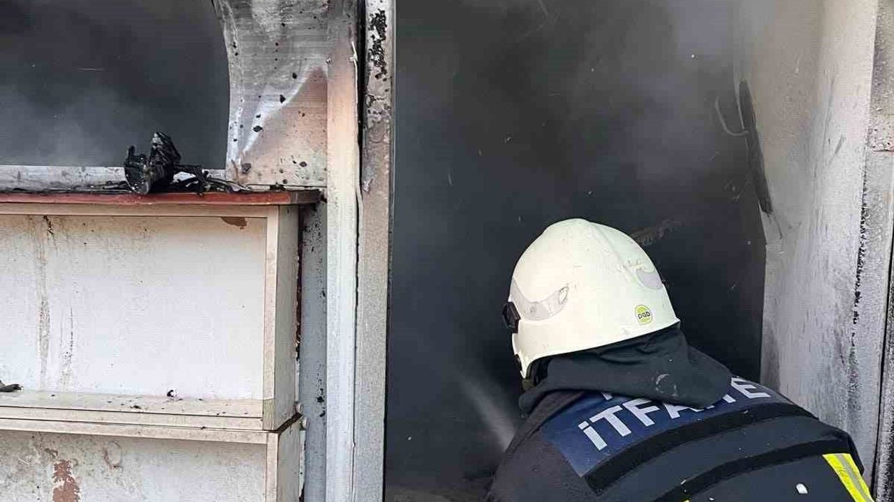 Altınözü'nde depremzede ailenin konteyneri çıkan yangında kullanılamaz hale geldi