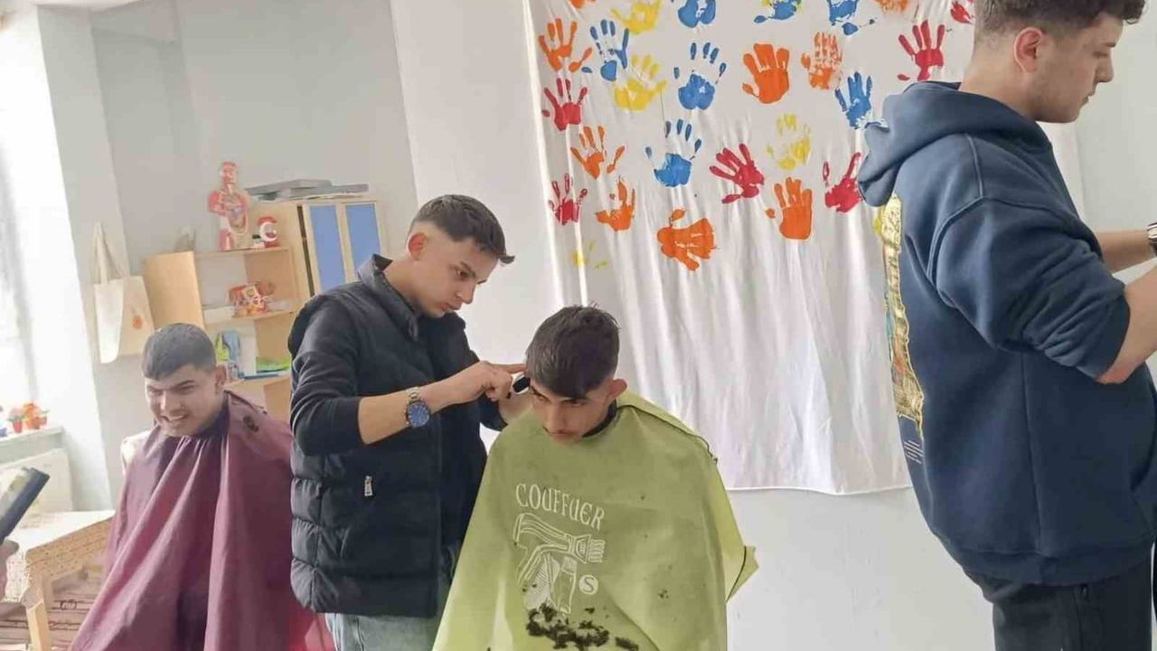 Altıntaş’ta kuaför öğrencileri özel eğitim öğrencilerinin saç ve kişisel bakımını gerçekleştirdi